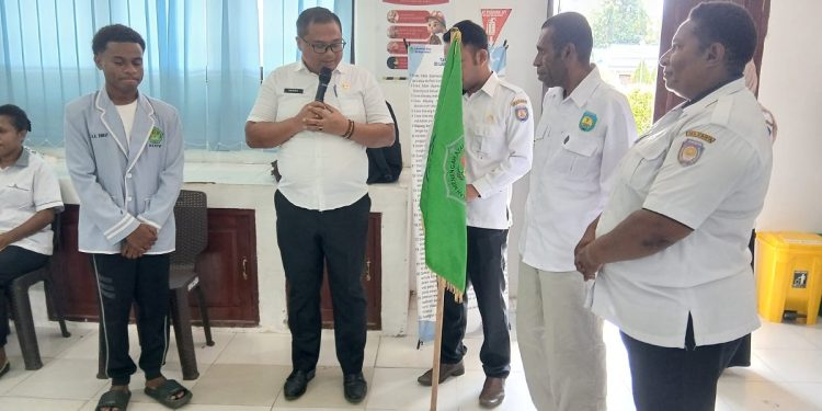 Kadisdikbudpora Teluk Bintuni Lepas Tim LCC 4 Pilar MPR SMAN 1