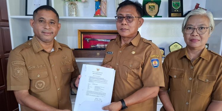 Bupati Yohanis Manibuy Lantik Plt Inspektur Teluk Bintuni