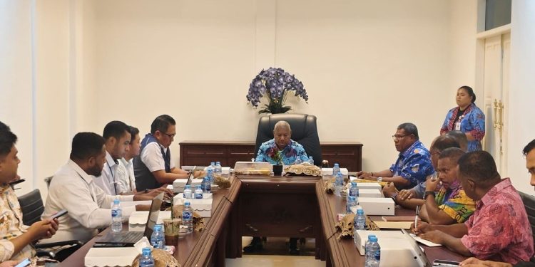 Gubernur Mandacan Pimpin Rapat Percepatan Pembangunan Gedung DPR dan MRP di Susweni