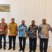 Soal Hak Ulayat Bandara Anggi, Bupati Pegaf dan Masyarakat Adat Temui Gubernur Mandacan