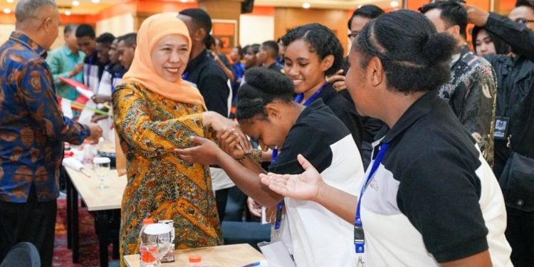 Khofifah Minta Guru Maksimal Bimbing Pelajar ADEM Jadi Generasi Unggul