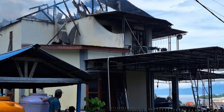 Jalan Sempit dan Pagar Tinggi Hambat Pemadaman Kebakaran di Amban