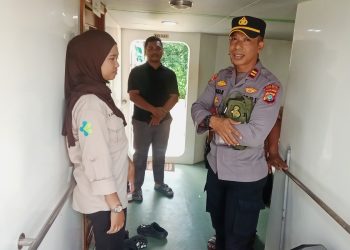 Kapolsek Aranday Pantau Pelayanan Kesehatan di Atas Kapal Bintuni Sehat