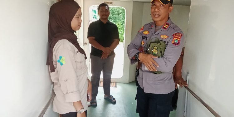 Kapolsek Aranday Pantau Pelayanan Kesehatan di Atas Kapal Bintuni Sehat