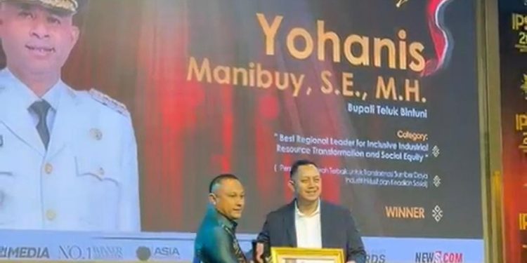 Bupati Teluk Bintuni Yohanis Manibuy Raih Penghargaan IPSEA 2026