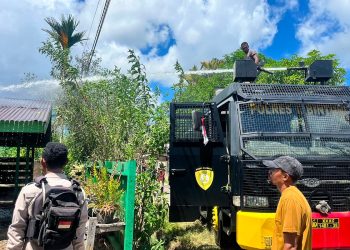 Respons Cepat Layanan 110, Polres Teluk Bintuni Jinakkan Api di Kampung Lama