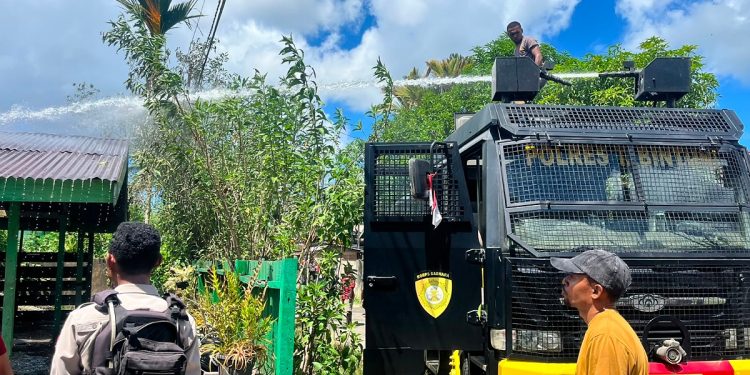 Respons Cepat Layanan 110, Polres Teluk Bintuni Jinakkan Api di Kampung Lama