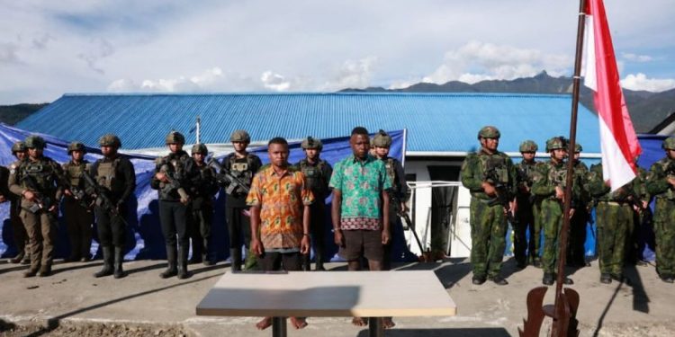 TNI AD Tuntun Dua Eks Anggota OPM Ikrar Kembali ke Pangkuan NKRI