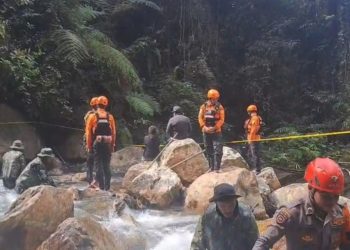 Hari Keempat, Keluarga dan Masyarakat Lakukan Prosesi Adat sebelum Pencarian
