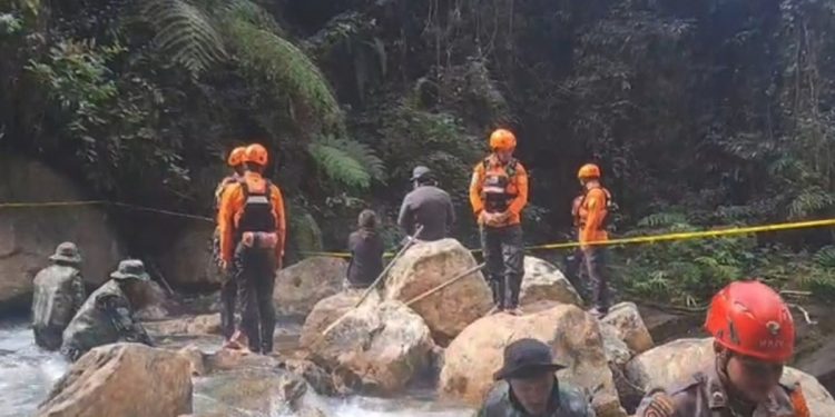 Hari Keempat, Keluarga dan Masyarakat Lakukan Prosesi Adat sebelum Pencarian