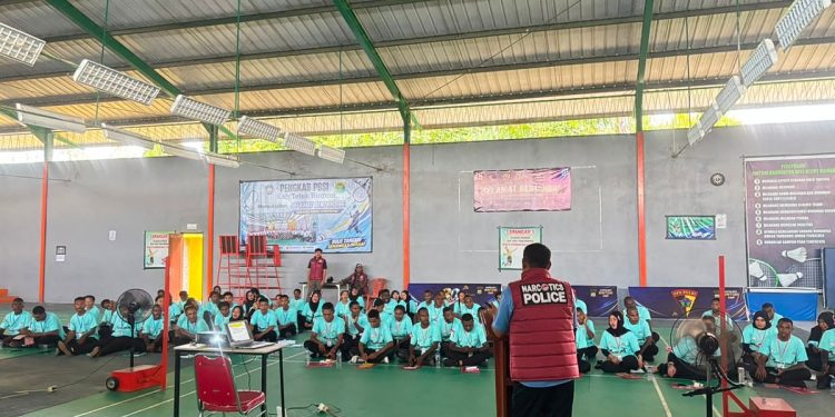 Satresnarkoba Polres Teluk Bintuni Edukasi Mahasiswa Baru ITB Bahaya Narkoba dan Kekerasan