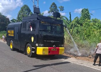 Respon Cepat, AWC Polres Teluk Bintuni Padamkan Kebakaran Lahan di Jalan Poros Tuasai