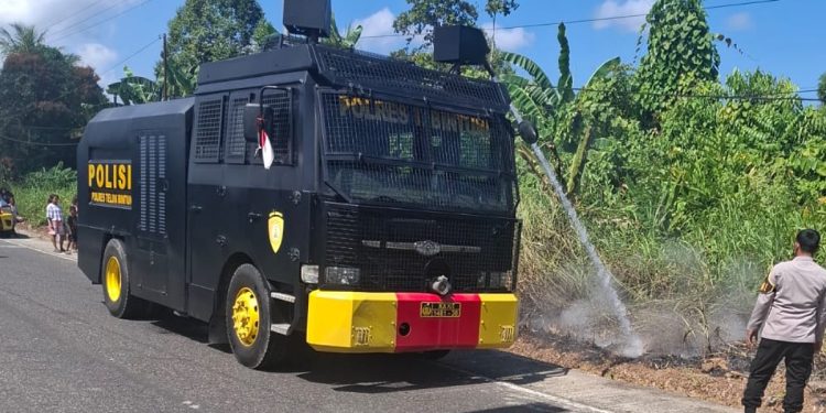 Respon Cepat, AWC Polres Teluk Bintuni Padamkan Kebakaran Lahan di Jalan Poros Tuasai