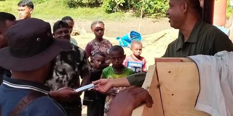 Bupati Yohanis dan Yasman Yasir Berbagi Kasih di Kampung Yaru