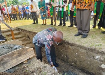 Gubernur Papua Barat Letakkan Batu Pertama Pembangunan Gedung Baru GKI Bethel Bremi