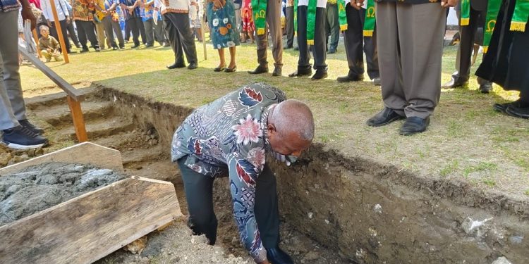 Gubernur Papua Barat Letakkan Batu Pertama Pembangunan Gedung Baru GKI Bethel Bremi