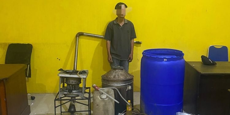 Produksi dan Edarkan Miras Cap Tikus, Seorang Lansia Diciduk Polisi