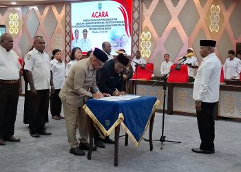 Perubahan Nomenklatur, Gubernur Mandacan Kukuhkan 14 Pejabat Disdukcapil Papua Barat