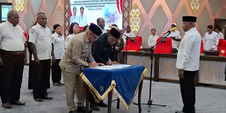 Perubahan Nomenklatur, Gubernur Mandacan Kukuhkan 14 Pejabat Disdukcapil Papua Barat