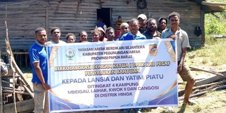 Yayasan ABS Bersama Waket I DPRK Pegaf Salurkan Bantuan untuk Lansia dan Anak Yatim Piatu