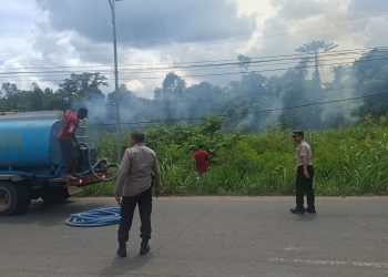 Respon Cepat Kebakaran Lahan di Jalan Tisay Teluk Bintuni Berhasil Padamkan Api