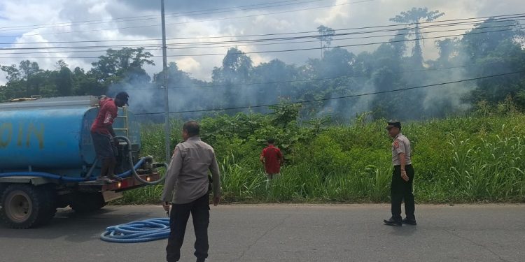 Respon Cepat Kebakaran Lahan di Jalan Tisay Teluk Bintuni Berhasil Padamkan Api