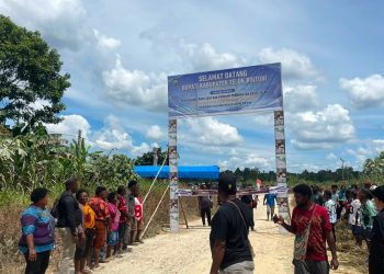 Warga Serahkan Tanah Adat, Pembangunan Jalan 39 Km Hubungkan Meyado dan Moskona Barat Segera Dimulai