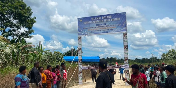 Warga Serahkan Tanah Adat, Pembangunan Jalan 39 Km Hubungkan Meyado dan Moskona Barat Segera Dimulai