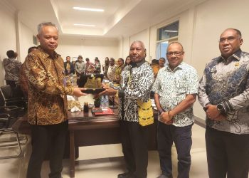 Dukung Investasi PKT di Fakfak, Gubernur Mandacan: Harus Patuh Aturan dan Libatkan Masyarakat Adat