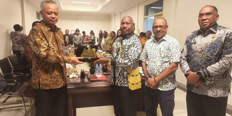 Dukung Investasi PKT di Fakfak, Gubernur Mandacan: Harus Patuh Aturan dan Libatkan Masyarakat Adat