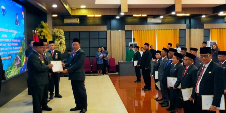 Bupati Manokwari Lantik 16 Pejabat Definitif dan 8 Plt Eselon II