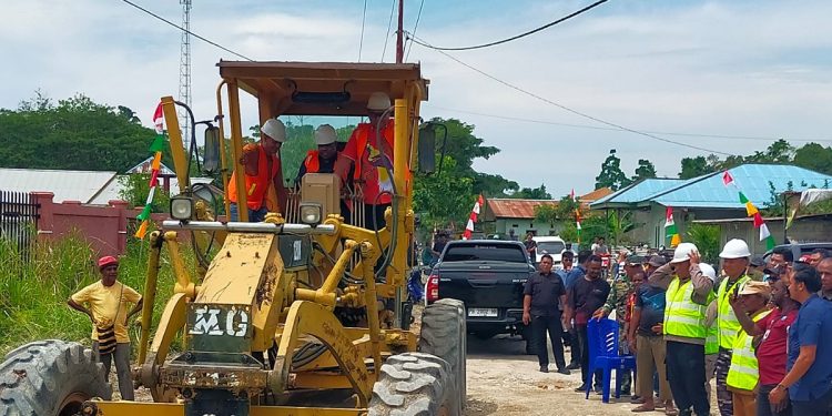 Bupati Hermus Luncurkan Pengaspalan Jalan Warmomi, Hubungkan Lima Kampung di Distrik Manokwari Selatan
