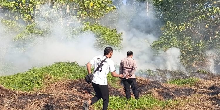 Respon Cepat, Polres Teluk Bintuni Padamkan Kebakaran Lahan di Jalan Tuasay