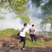 Respon Cepat, Polres Teluk Bintuni Padamkan Kebakaran Lahan di Jalan Tuasay