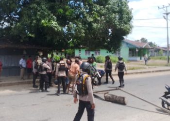 Tuntut Realisasi Proyek, Jalan KM 5 Bintuni Sempat Dipalang