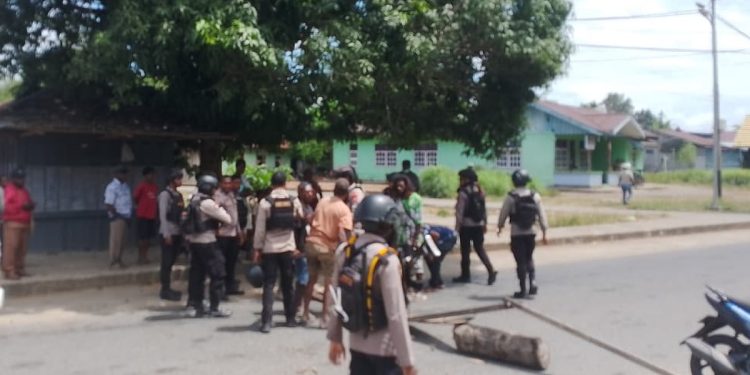 Tuntut Realisasi Proyek, Jalan KM 5 Bintuni Sempat Dipalang