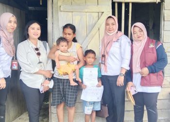 Tindak Lanjut Pemberitaan, Disdukcapil Teluk Bintuni Serahkan Langsung Dokumen Keluarga Haris