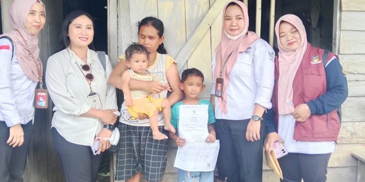 Tindak Lanjut Pemberitaan, Disdukcapil Teluk Bintuni Serahkan Langsung Dokumen Keluarga Haris