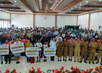 Charoline Makalew Serahkan Bantuan PIP untuk Ratusan Pelajar di Papua Barat