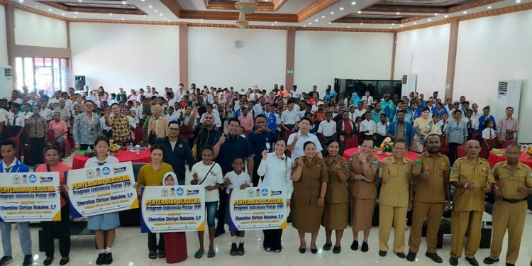 Charoline Makalew Serahkan Bantuan PIP untuk Ratusan Pelajar di Papua Barat