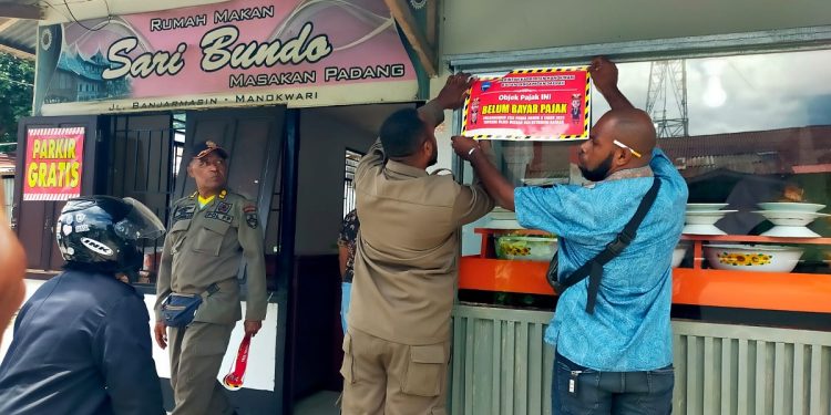 Lima Rumah Makan di Manokwari Ditempeli Stiker Belum Bayar Pajak