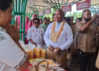 Gubernur Dominggus Ajak UMKM Papua Barat Menjadi Raja di Rumah Sendiri