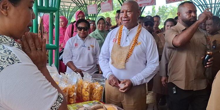 Gubernur Dominggus Ajak UMKM Papua Barat Menjadi Raja di Rumah Sendiri