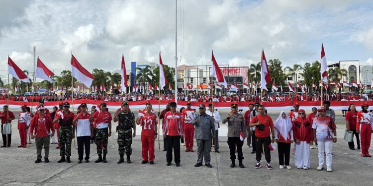 Pemkab Sorong Gelar Apel Ikrar Kebangsaan dan Kibarkan 4.000 Bendera Merah Putih