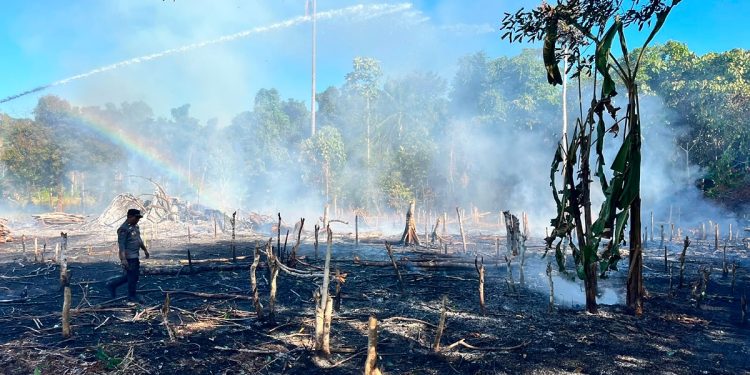 Cepat Tangani Kebakaran di Tiga Titik, Polres Teluk Bintuni Imbau Warga Hentikan Pembakaran Lahan