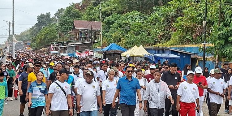 Jalan Santai HUT RI Ke-81, Bupati Yohanis: Kebersamaan Kunci Kemajuan Teluk Bintuni