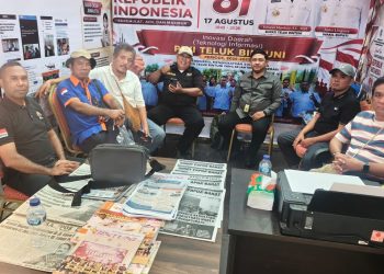 Kasi Humas Polres Teluk Bintuni Sambangi Stand PWI, Apresiasi Inovasi Bidang Informasi dan Pemberitaan