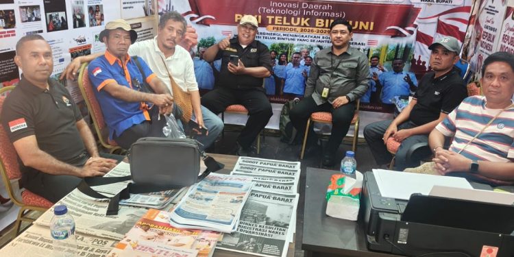Kasi Humas Polres Teluk Bintuni Sambangi Stand PWI, Apresiasi Inovasi Bidang Informasi dan Pemberitaan