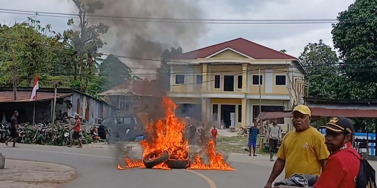 Dugaan Penembakan Tiga Warga Picu Pemalangan Jalan di Maybrat, DAP III Doberay Kecam Tindakan yang Membabi-Buta