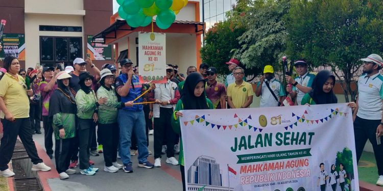 Keluarga Besar Peradilan Manokwari Gelar Jalan Sehat Sambut HUT ke-81 Mahkamah Agung RI
